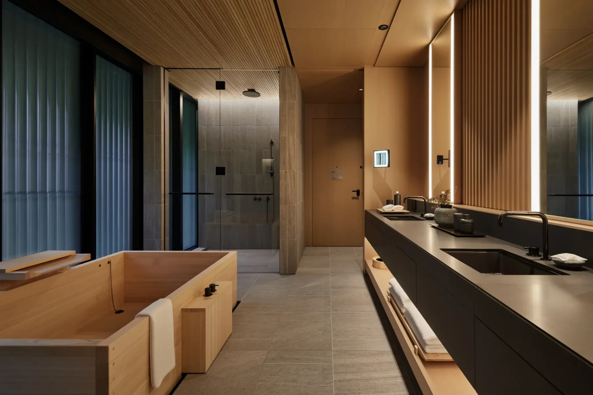 Salle de bain en bois d'un pavillon de l'Aman Kyoto