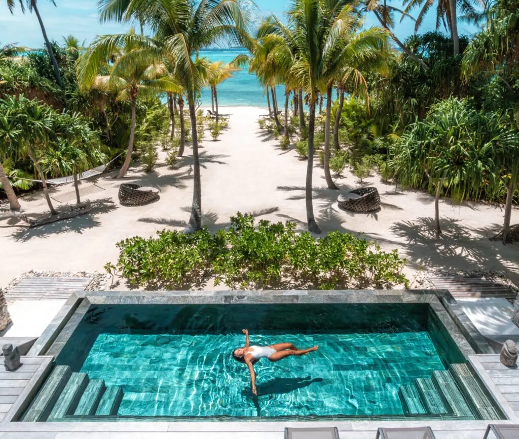 Piscine privée d'une villa de The Brando ouverte sur le lagon