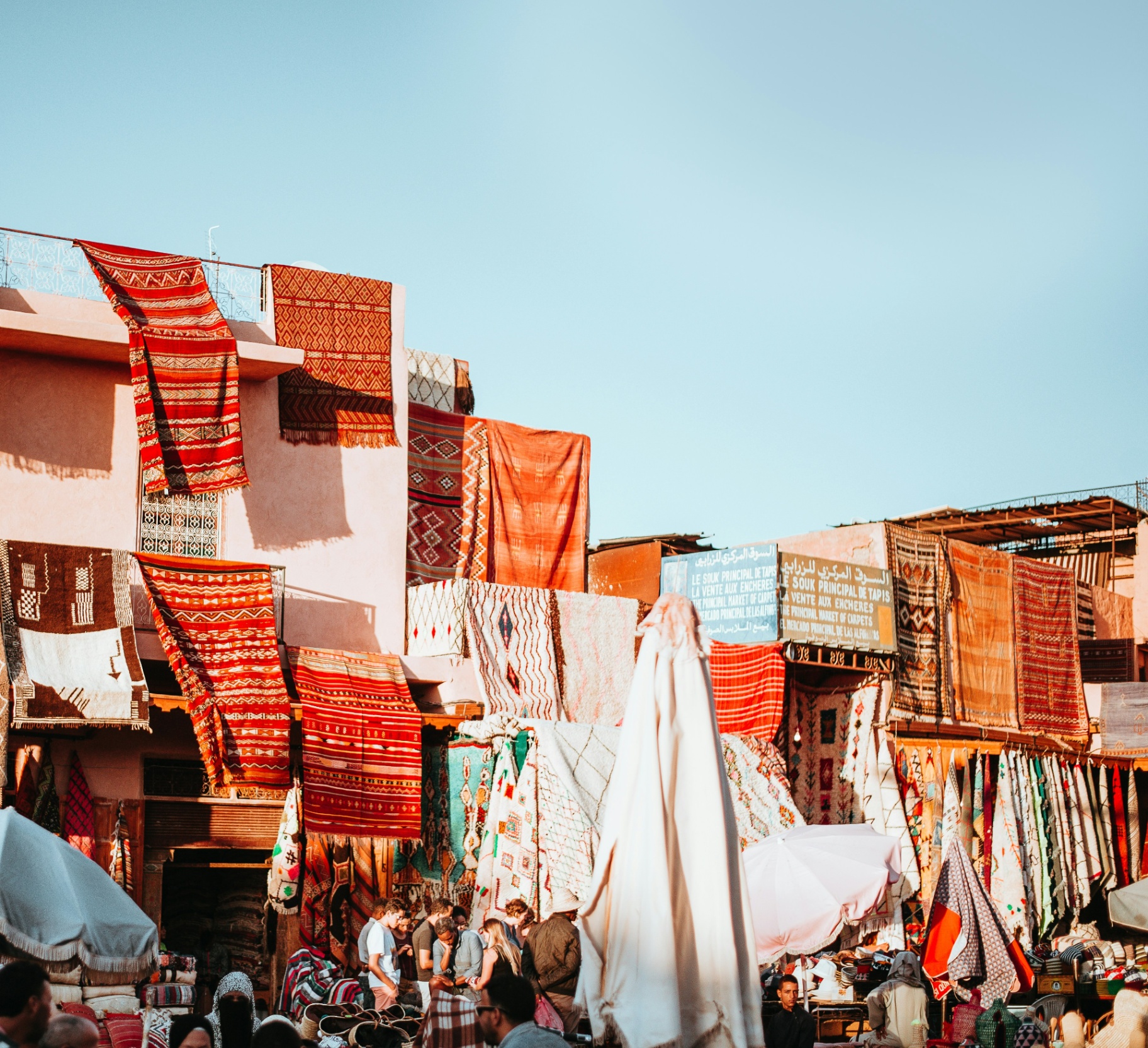 Souk aux tapis colorés au cœur de la médina