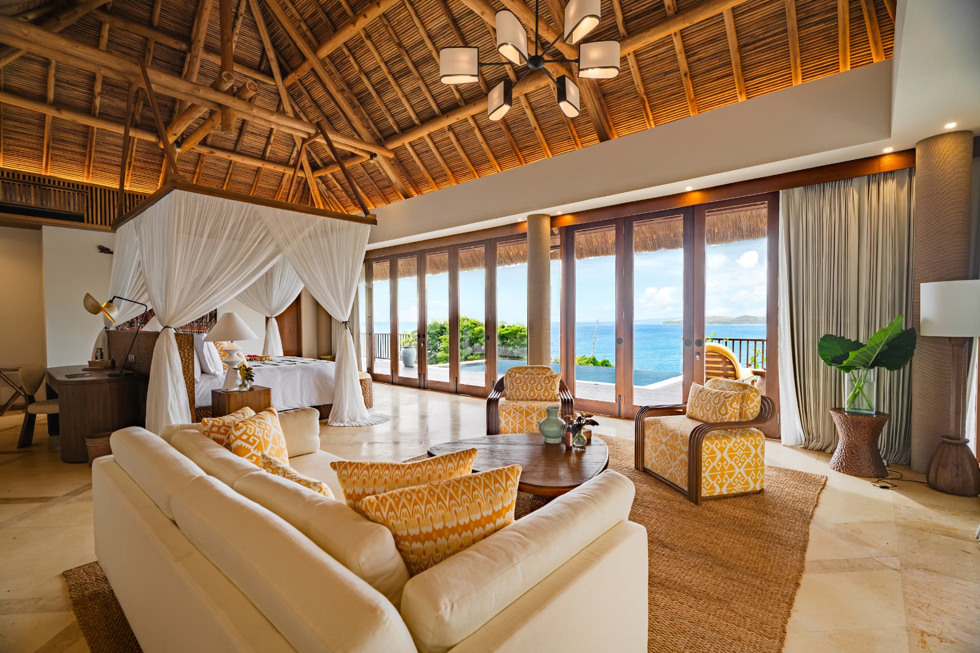 Chambre de la villa Hillrise à NIHI Sumba, ouverte sur l'océan