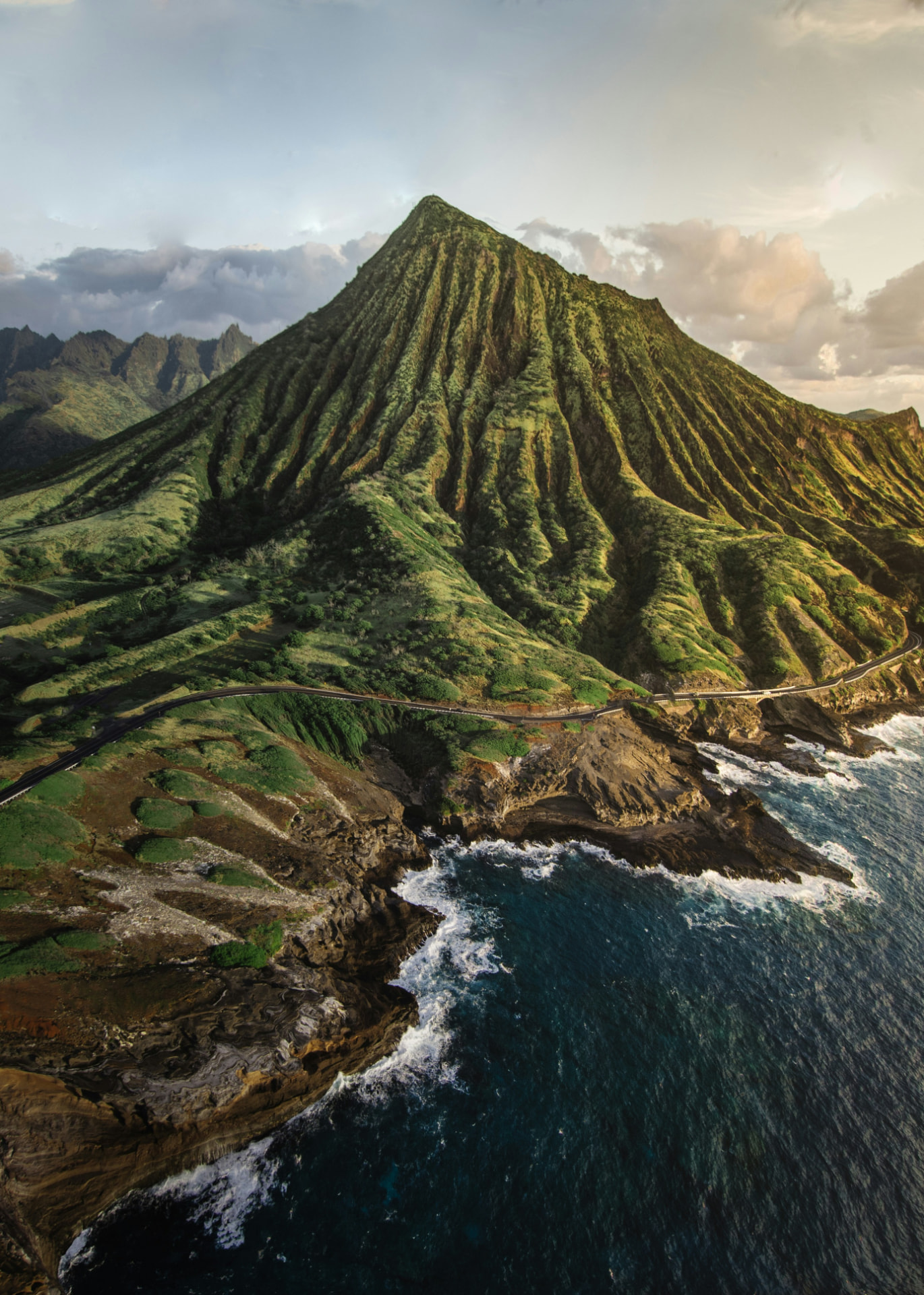 Côte escarpée et montagne verdoyante d'Hawaï