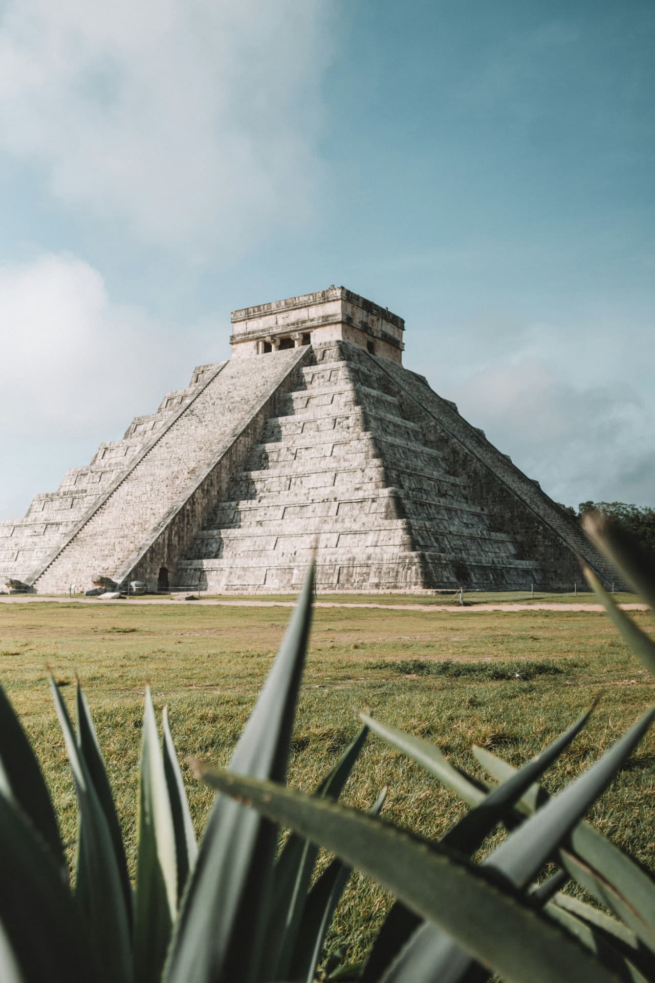 Mayan pyramid of Chichén Itzá in Mexico at sunrise