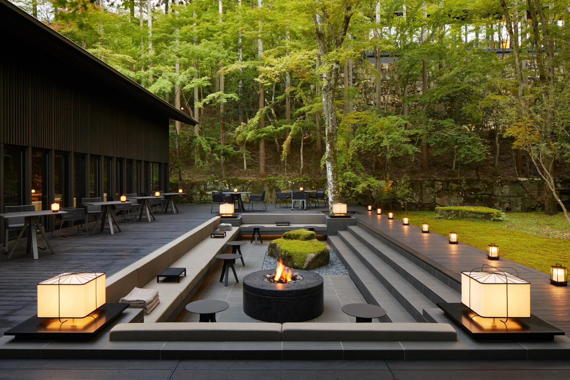 Vue de clôture sur la forêt et un pavillon de l'Aman Kyoto — image de clôture