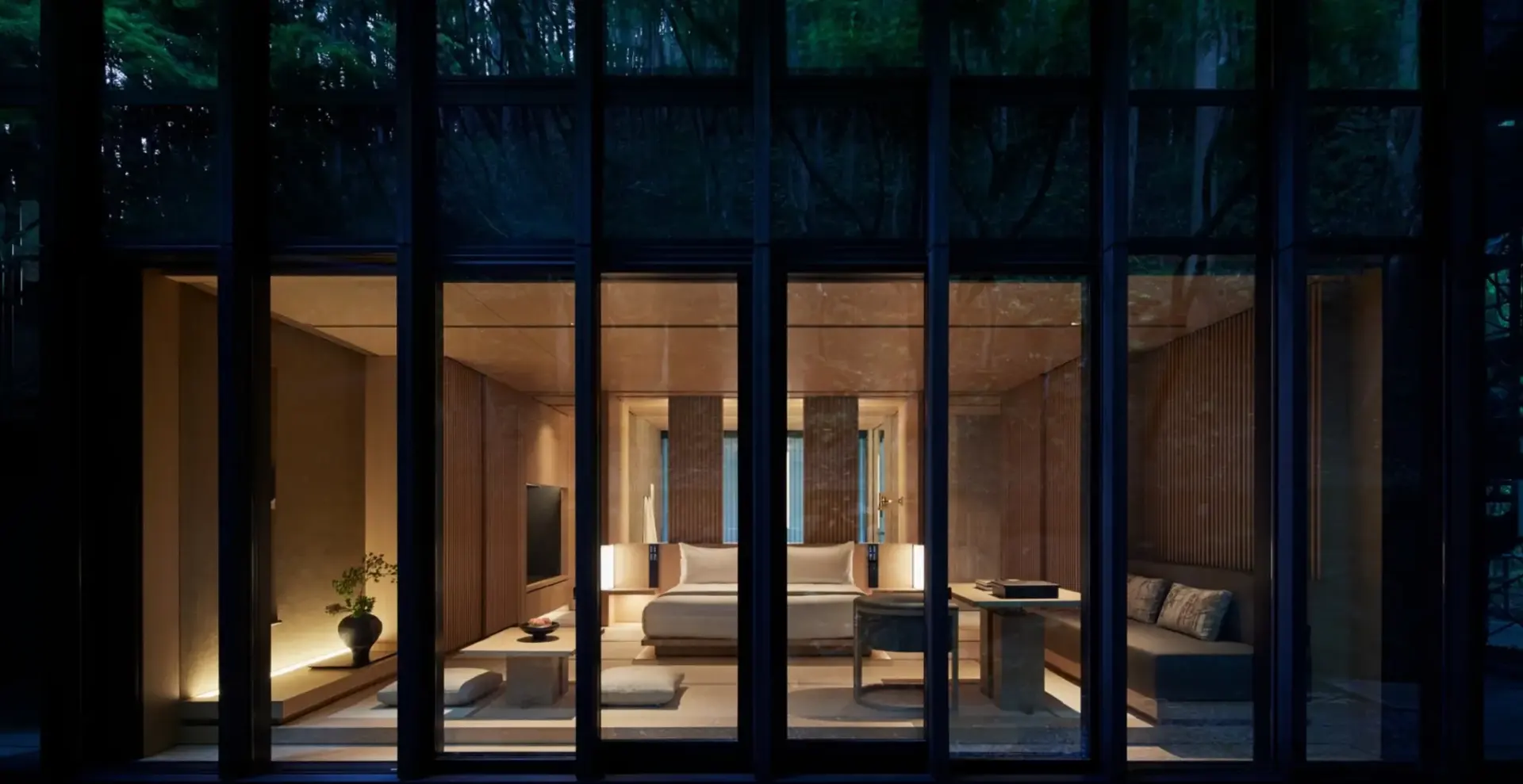Pavillon Takagamine de l'Aman Kyoto, vue intérieure sur la chambre et la forêt