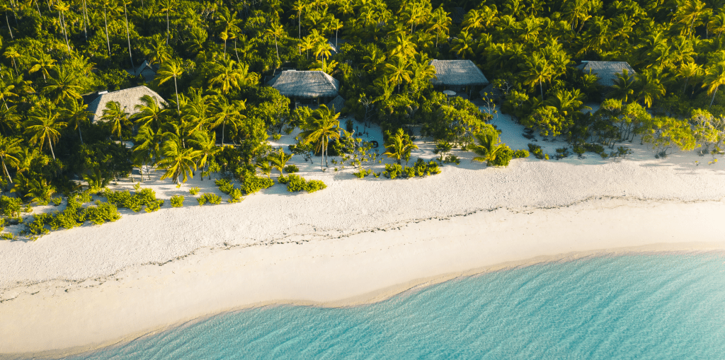 Villas au toit de palme le long de la plage de Tetiaroa, vue aérienne — image de clôture